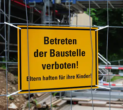 Gelbes Schild: Betreten der Baustelle verboten!