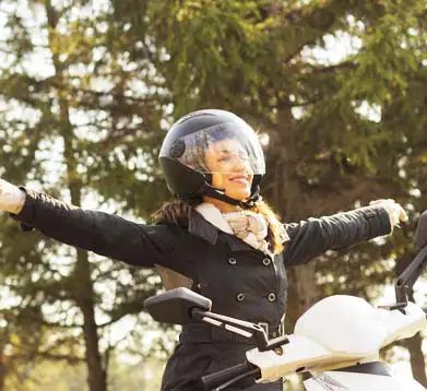 glückliche Mopedfahrerin
