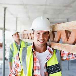 Bauarbeiter trägt eine Leister