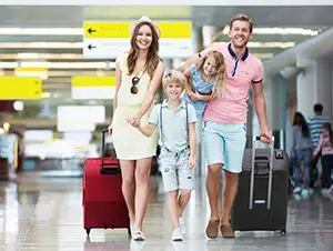 Familie mit Reisegepäck am Flughafen