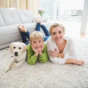 Familie mit Hund im Wohnzimmer