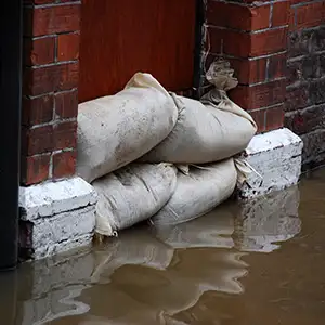 Sandsäcke zum Schutz vor Hochwasser